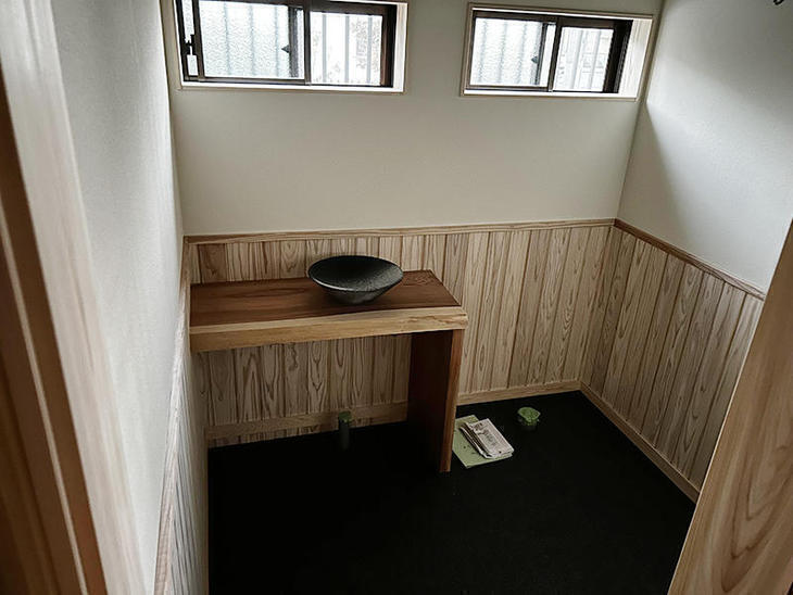 床に塩ビタイル、壁に珪藻土のクロスを貼りました！【湖東湖北店】山中和樹