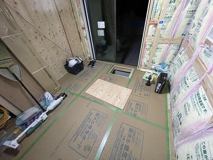 フロアーを貼りました。まだ工事が続くので、傷がつかないように養生します。【野洲店】北川  