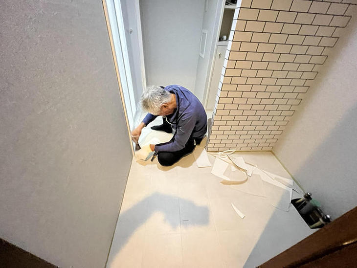 洗面所クロス貼り施工中です！アクセントクロスを使って、おしゃれに仕上げます。【草津栗東店】中出