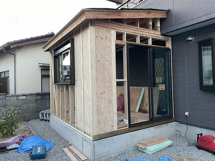 耐力壁を貼り、サッシを取り付けました。【野洲店】北川  