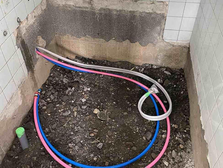 お風呂を解体し、設備配管の仕込みを行いました。【草津栗東店】田代