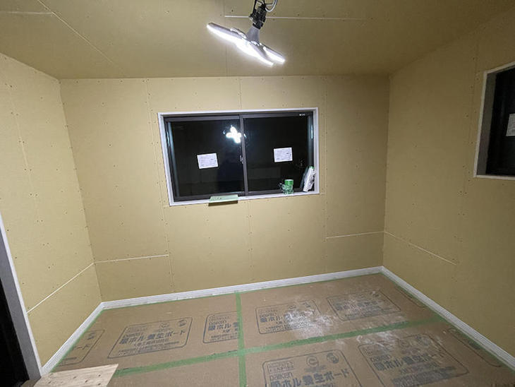 壁のボードを貼り、巾木をつけました。【野洲店】北川  