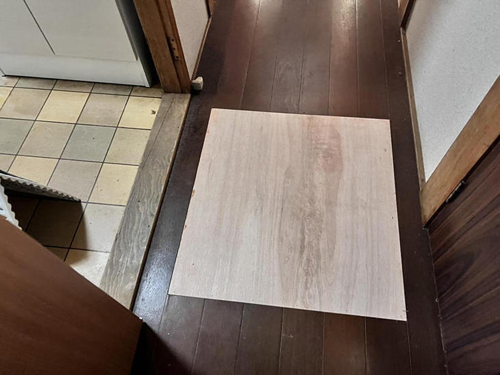 軋んで凹んでいた床の部分補修をしました。【水口店】藤井
