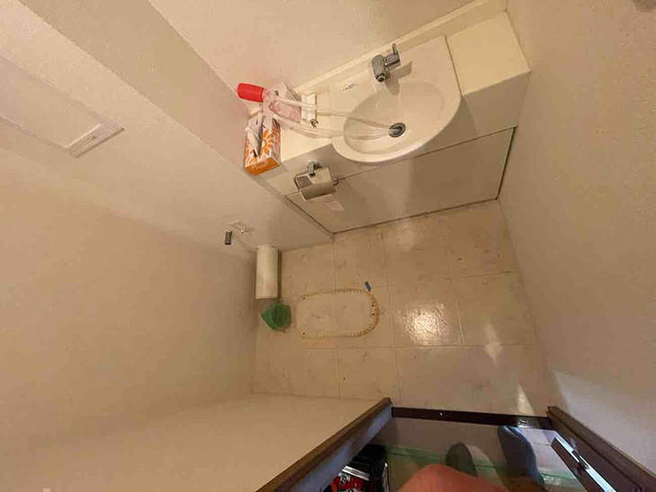 既存のトイレを撤去しました。これから壁紙・クッションフロアを貼り替え、新しいトイレを取り付けます。【草津栗東店】田代