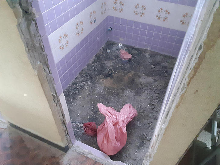 トイレの空間を一新する為にﾄｲﾚ等の解体・撤去をしているところです。【草津栗東店】阪本