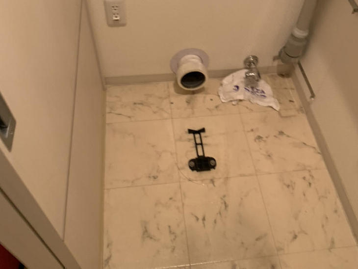 マンションのトイレの交換をします。トイレを取り外しました。【大津湖西店】山本梨生