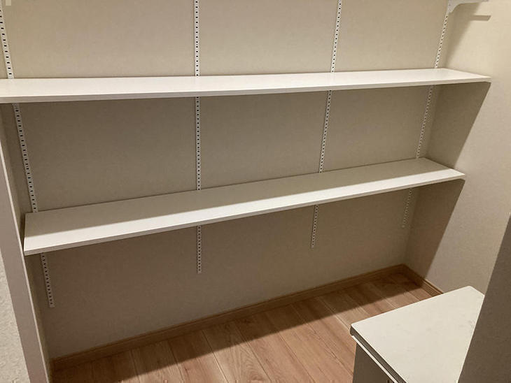 パントリーに可動棚を造作。何でも置いちゃおう♪ 【野洲店】西嶋