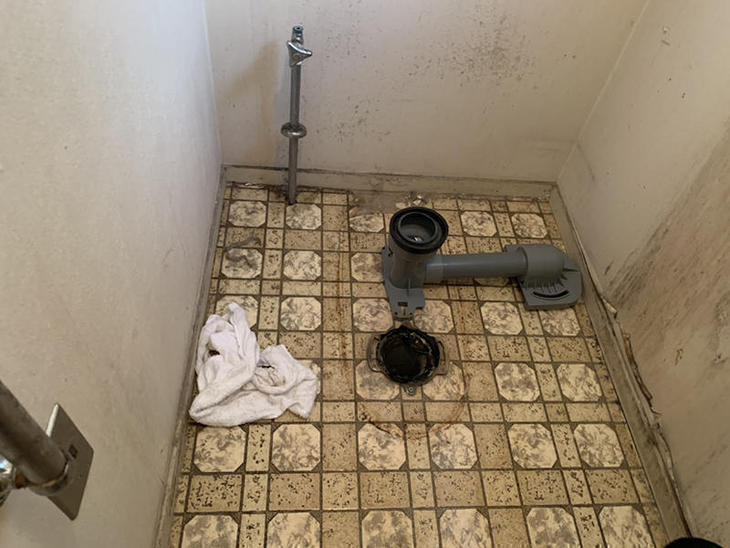 トイレを取り外しました。これから幅木を取りクロス・クッションフロアを剥がします。【大津湖西店】山本梨生