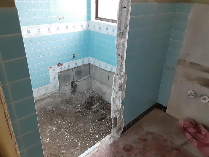 お風呂場と洗面所を一新する為に解体・撤去をしているところです。【草津栗東店】阪本
