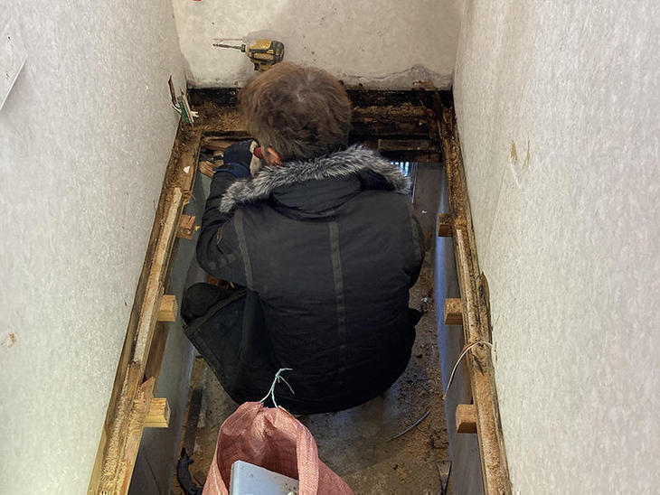 排水菅から水漏れして腐ってしまっていたトイレの床を解体しました【野洲店】小畑