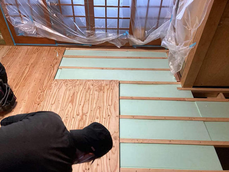 1から床を作っています！床を貼る前に断熱材も入れて暖かくなるよう仕上げていきます！【野洲店】野々下