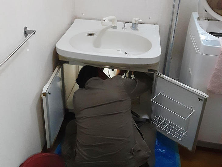 洗面台交換で古い洗面台を取り外しているところです。【草津栗東店】阪本