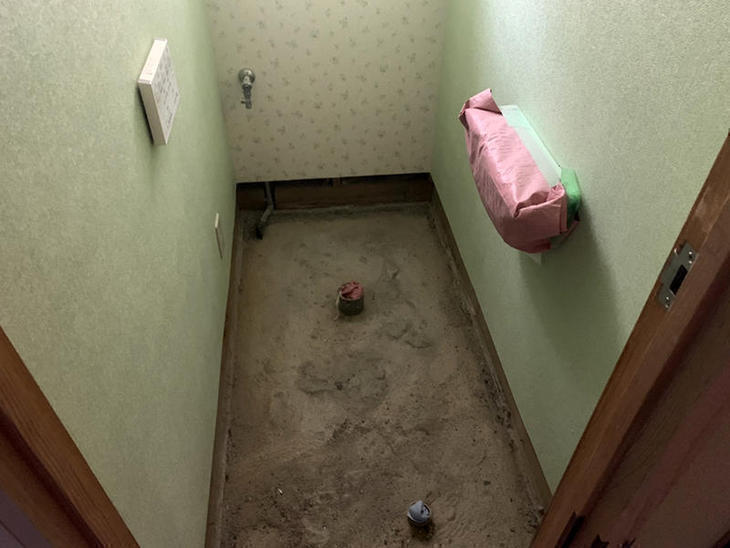 タイル貼りのトイレの床を解体しました。【大津湖西店】山﨑・山本梨生