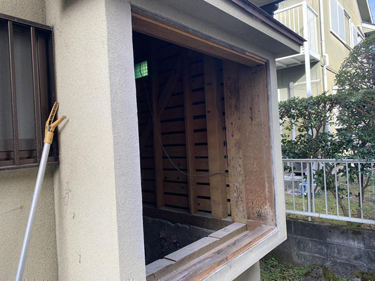 窓を入れ替える為既存の窓とその周りを解体しました。【大津湖西店】山﨑・山本梨生