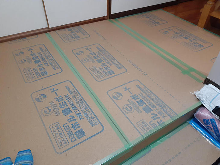 床に傷が付かないよう吸ホルを敷きました。【水口店】太田