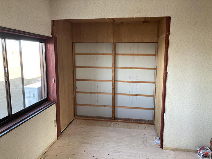 収納建具枠を解体して、これから新しく枠を設置します。【水口店】越田