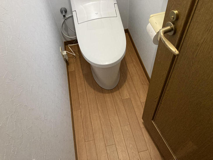 木目調のクッションフロアをトイレに床に貼りました。【湖東湖北店】有本