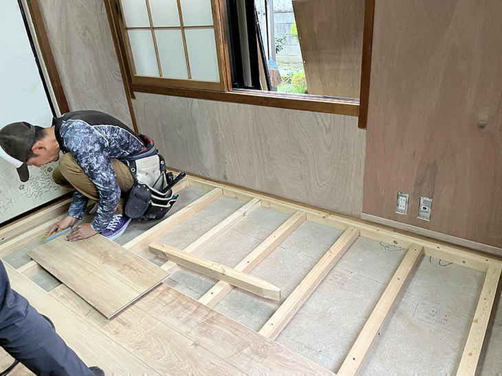 和室からフローリングにしています。バリアフリーになるように床組みをして高さを合わせています。【野洲店】久保田