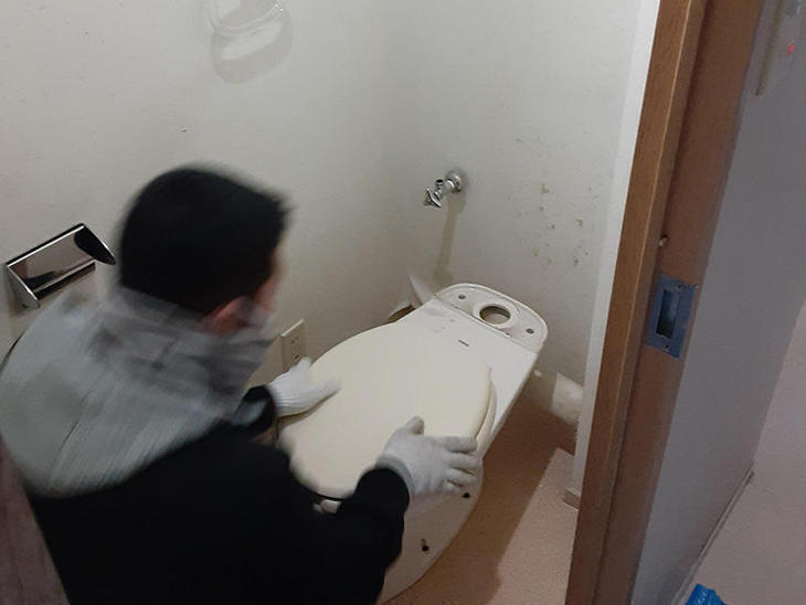 新しいトイレを組み立てているところです。【草津栗東店】阪本