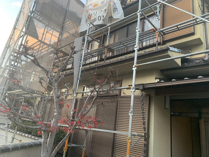 内装の工事が終わり塗装工事に入る為、足場を組み立てました。【大津湖西店】山﨑・山本梨生