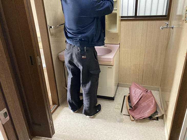 洗面台をはずしています！収納力UPの洗面台を取り付けます！【野洲店】西嶋