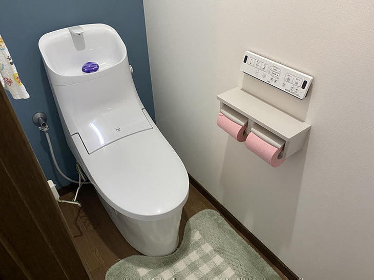 【リクシル　匠工房オリジナル】にトイレを交換しました。アクセントクロスがおしゃれです。【大津湖西店】山本雅大