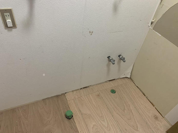 床を組み、給水と排水を仕込みました。これからクロスとクッションフロアを貼っていきます。【大津湖西店】山﨑・山本梨生