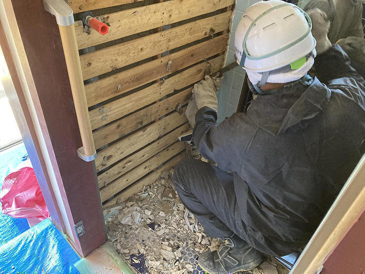タイル貼りのトイレの解体作業をさせて頂きました。【野洲店】小畑