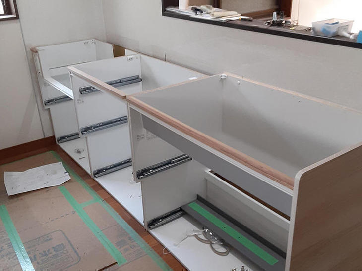 新しいキッチンを組み立てているところです。【瀬田店】阪本