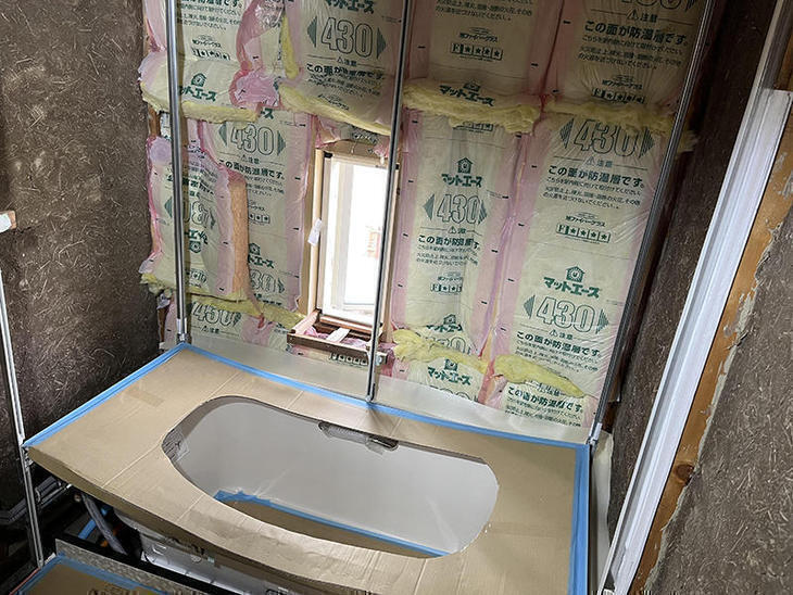 システムバスの組み立てを行っています。【野洲店】野々下・大霜