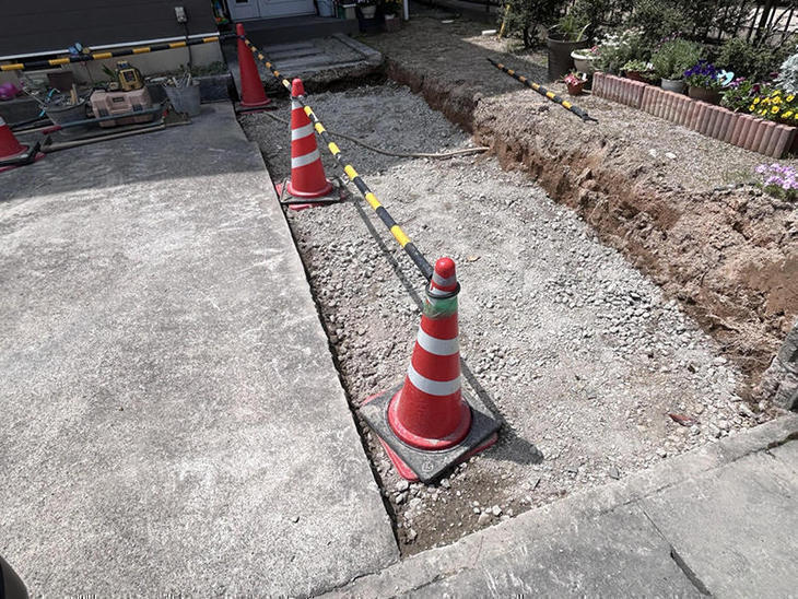 駐車場拡張の為玄関アプローチを解体してます！【湖東湖北店】山中和樹・村島