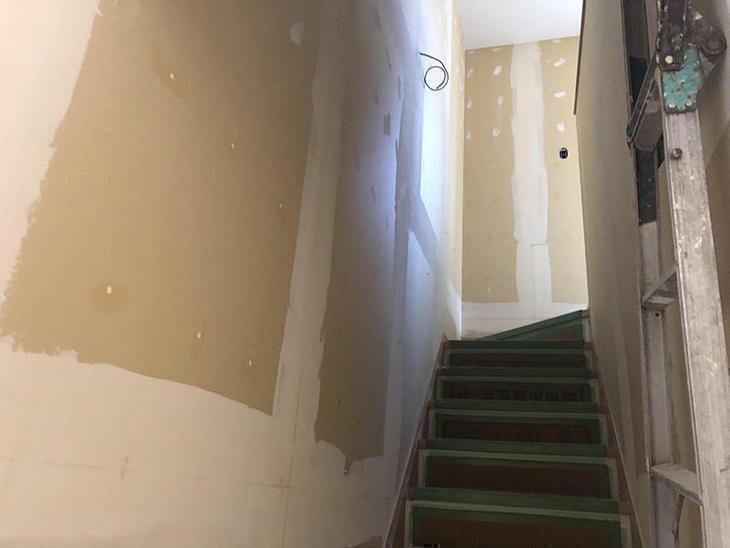 階段室の壁紙を貼るための下地処理をしてくれています。【野洲店】 有田