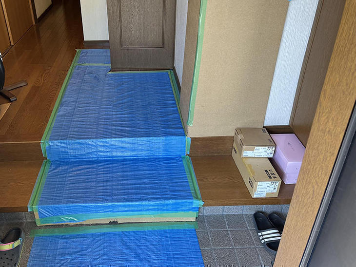 トイレ交換工事を始めるため、養生を行なっています！【野洲店】小畑・大霜