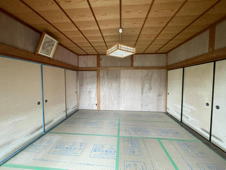 和室から洋室にするにあたって、土壁にベニヤを貼りました。【水口店】越田