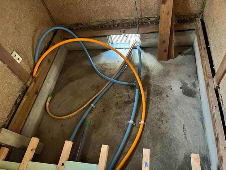 風呂場を作るために配管の仕込み工事を行っています！【野洲店】野々下・大霜