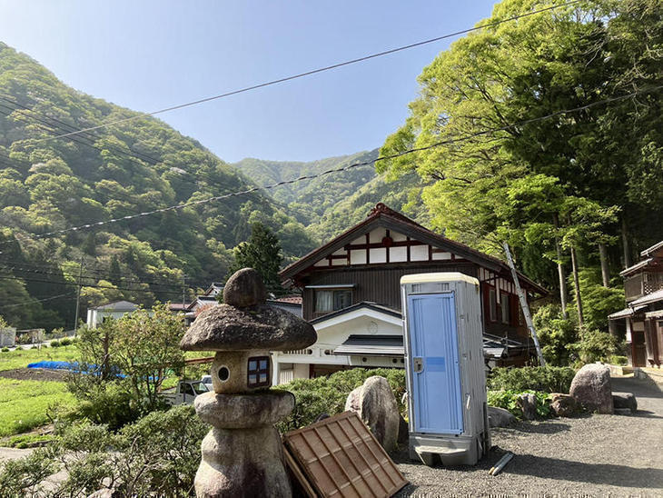 現場の職人さんように、仮設のトイレを設置しました。【湖東湖北店】古屋・村島