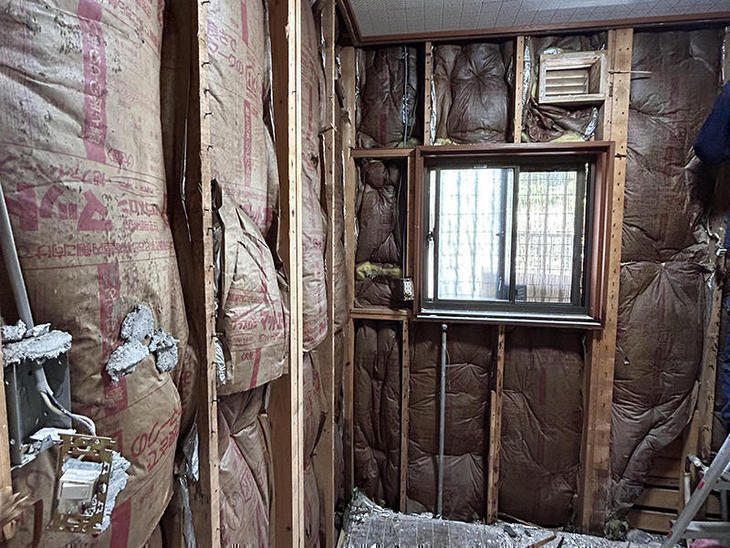 タイル張りの洗面所を解体しています。【湖西店】築山・赤嶺