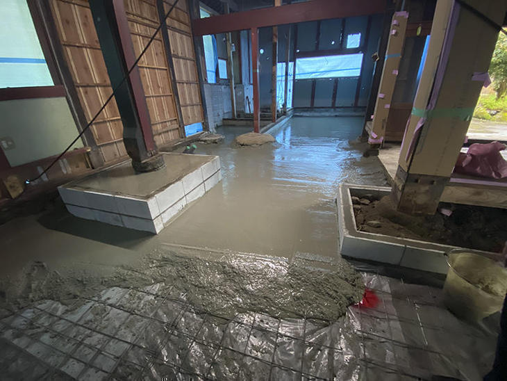 コンクリートを流して土間を打設しています！【湖東湖北店スタッフ】
