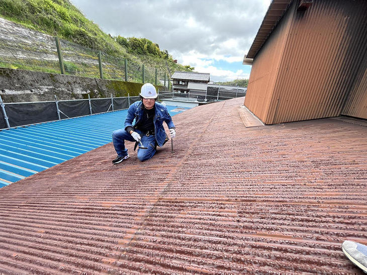  トタンの貼り替え作業を行なっています。【水口店】亀田・朝山