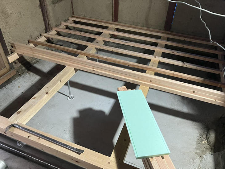 鋼製束を打ち根太を流して床の仕込み作業をしています！【湖東湖北店スタッフ】