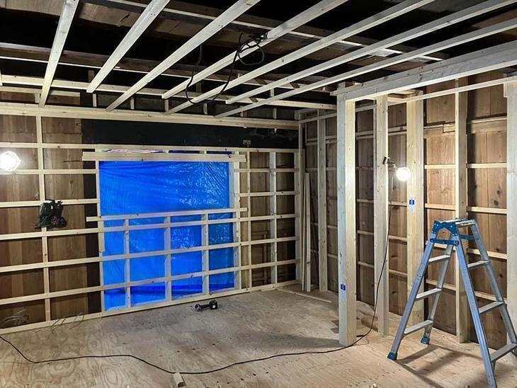 内装の下地を組んでいます！次は壁と天井にベニヤ板を張ります！【湖東湖北店スタッフ】