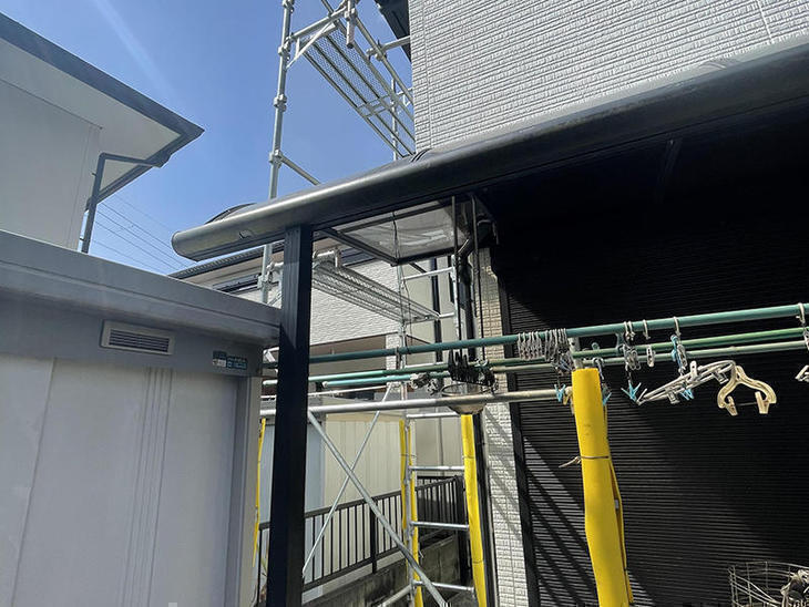 樋補修するにあたって、足場を組み立てました。【水口店】越田