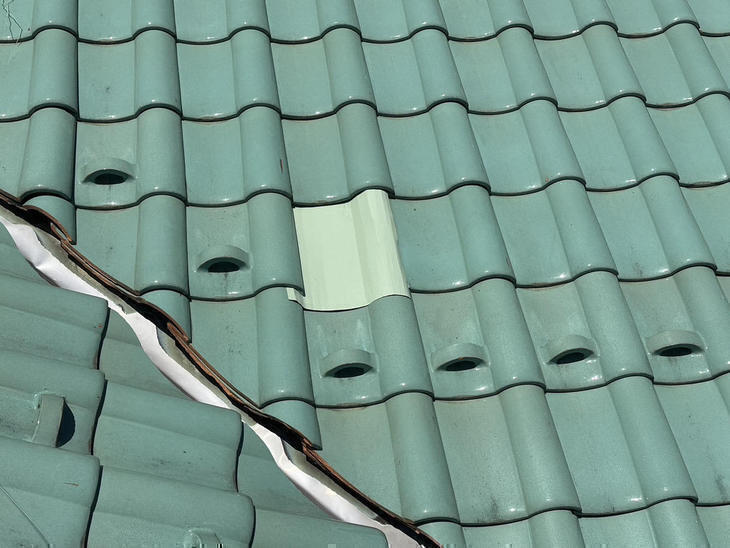 既存の瓦が廃盤で手配できないものだったため、板金を加工して瓦にしました。【水口店】亀田・朝山