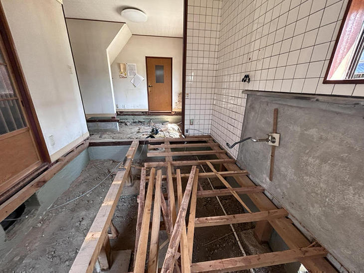 キッチン・リビングの床を解体してます。【湖東湖北店】山中和樹・村島