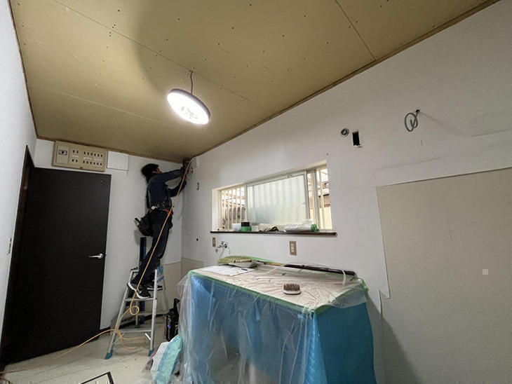 新しい天井を貼っています！！【野洲店】久保田・大霜