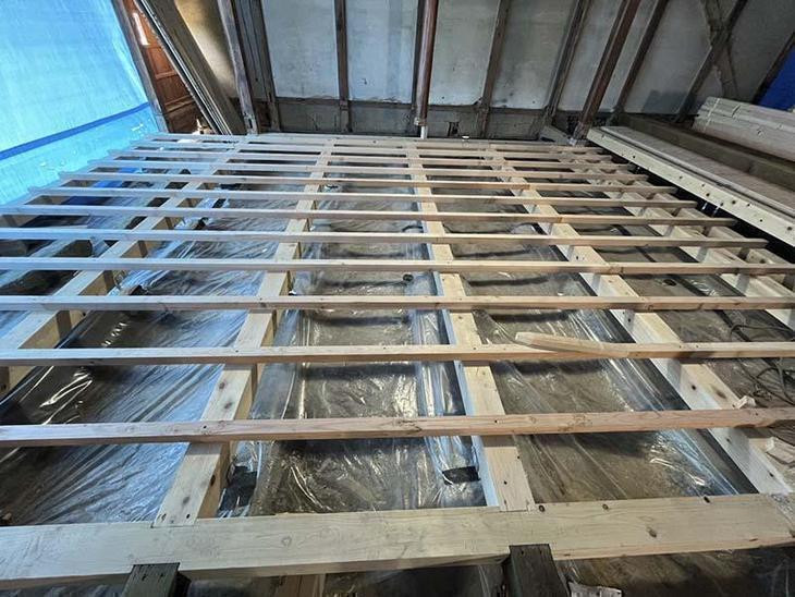 床に防湿シートを貼り、床を組んでいます。【水口店】亀田・朝山