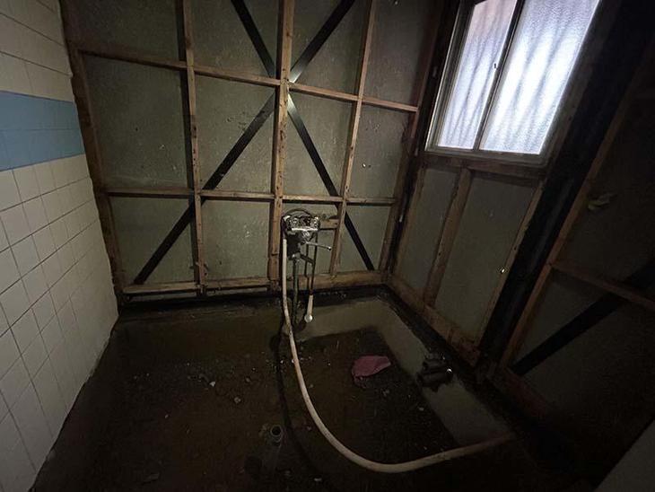 浴室を解体し、電気配線・設備配管を仕込みました。【水口店スタッフ】