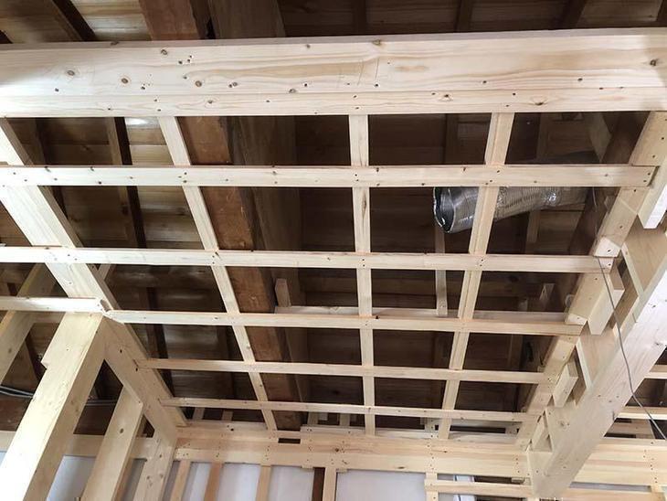 天井の下地をしました。今回は少しでも天井を高くするためにテックス地でしています。【野洲店スタッフ】