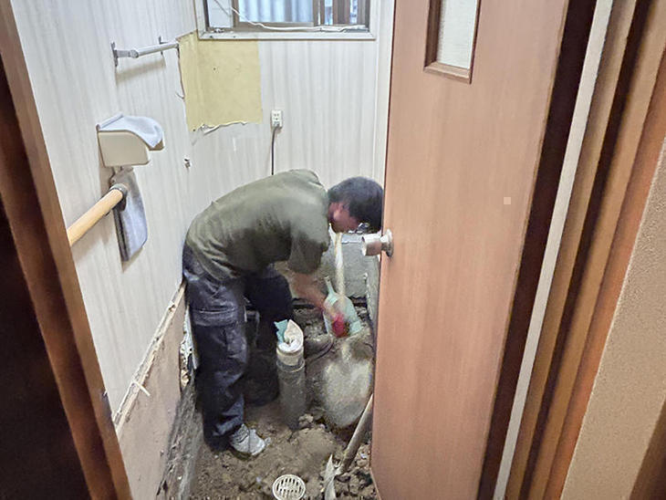 トイレの交換工事です。床の解体工事から行っています。【湖西店スタッフ】