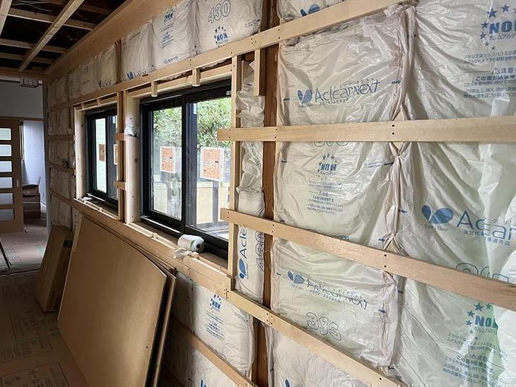 断熱材を入れています。【野洲店スタッフ】